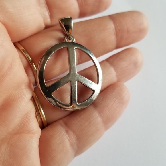 Relisted - Peace sign pendant silver tone metal hippie style - Picture 6 of 12